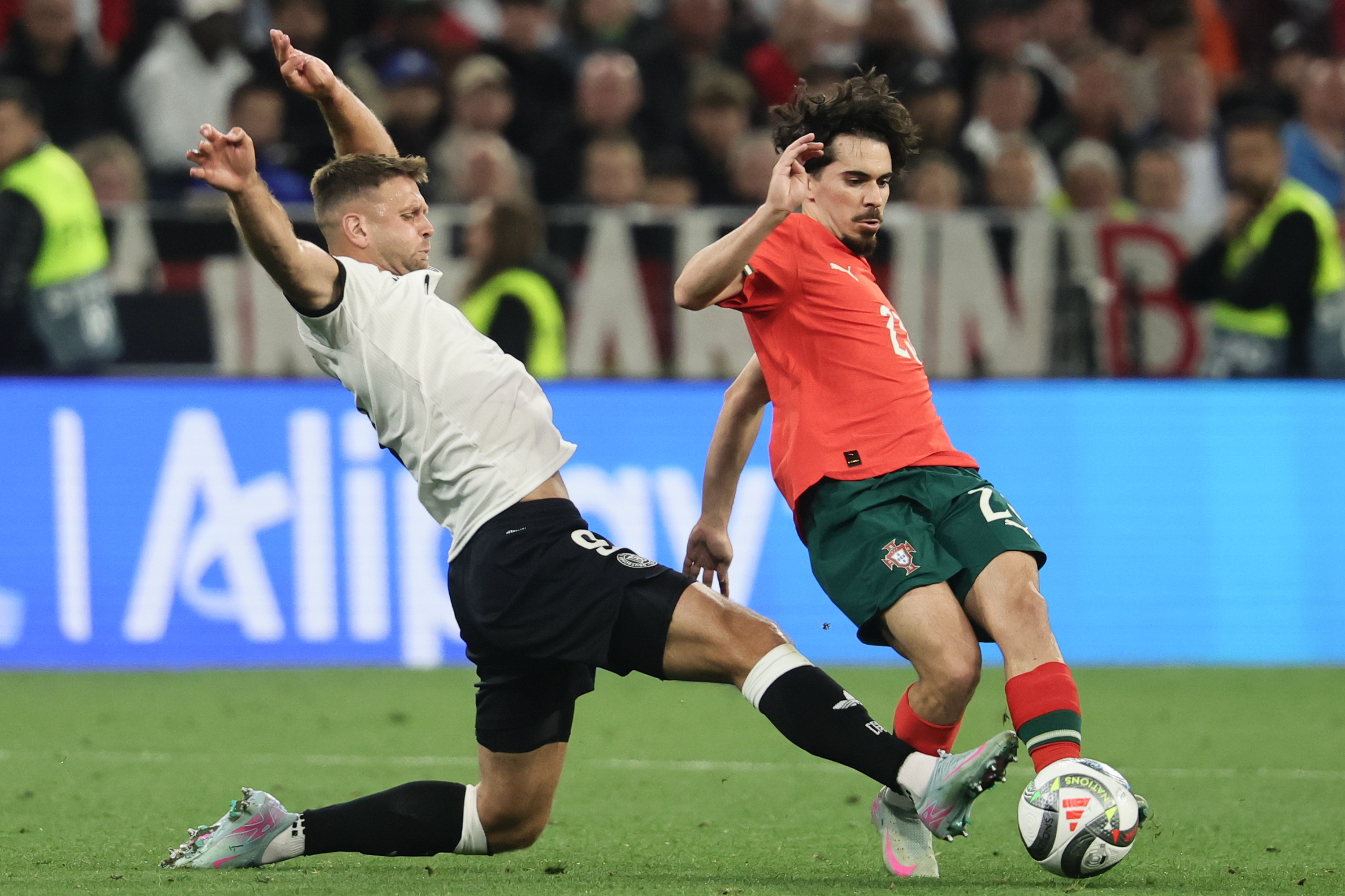 关于冲刺阶段葡萄牙体育遗憾出局：欧冠节点到来，球迷炸锅，赛季目标并未改变的信息-爱游戏体育